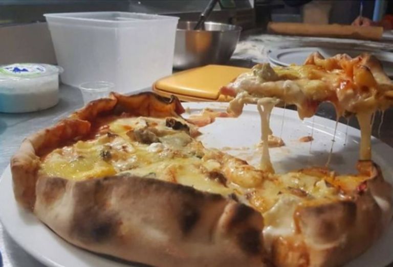 Γαλλία : Σεφ κατέρριψε ρεκόρ Γκίνες βάζοντας 254 τυριά σε μια πίτσα