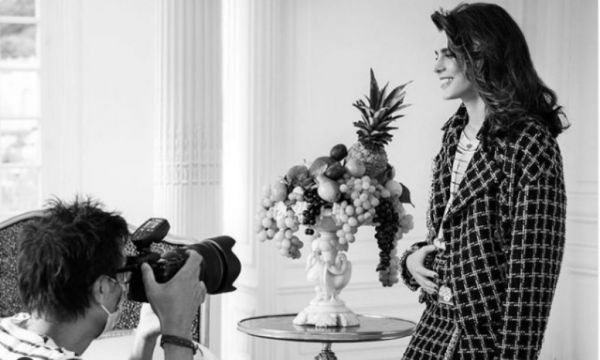 Σαρλότ Κασιράγκι : Η νέα μούσα του οίκου Chanel κάνει λογοτεχνικά ραντεβού στο σαλόνι της Κοκό