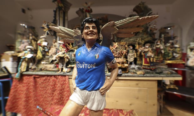 Αγαλματίδια-Μαραντόνα πωλούνται σε καταστήματα δώρων στη Νάπολη