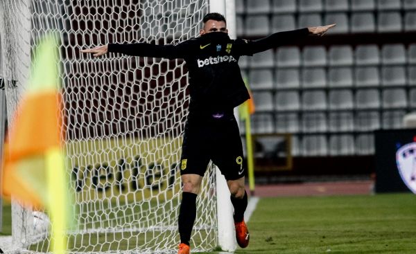 Με σούπερ Μάνο ο Άρης, πέρασε από τη Λάρισα (3-0). Πέρασε και τον ΠΑΟΚ