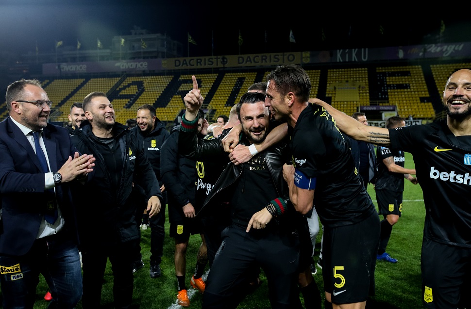 Αρης : O Καρυπίδης πανηγύρισε μαζί με τους παίκτες τη μεγάλη νίκη! (vid)