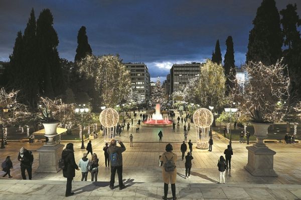 Ο άνθρωπος που φέρνει τα Χριστούγεννα στην Αθήνα