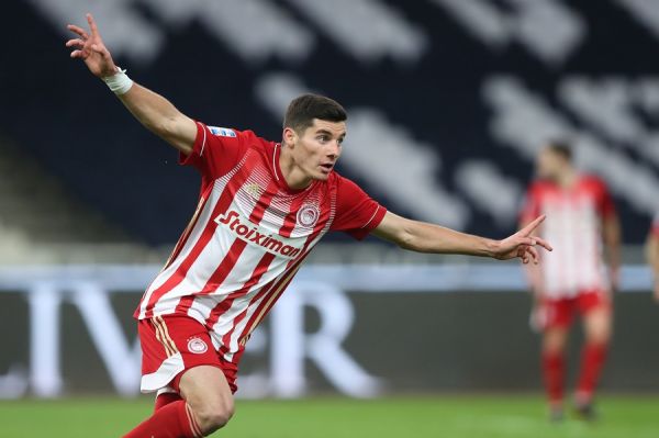 ΑΕΚ – Ολυμπιακός : Οι «ερυθρόλευκοι» άνοιξαν το σκορ με εξαιρετικό γκολ του Βρουσάι