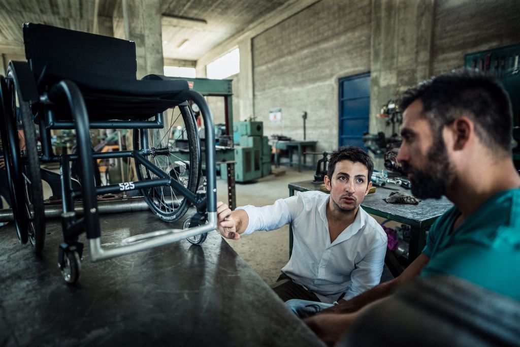 Κατασκευάζοντας στο χέρι ένα αναπηρικό αμαξίδιο: Η ιστορία του μοναδικού Έλληνα τεχνίτη