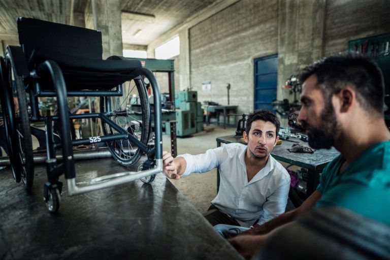 Κατασκευάζοντας στο χέρι ένα αναπηρικό αμαξίδιο: Η ιστορία του μοναδικού Έλληνα τεχνίτη