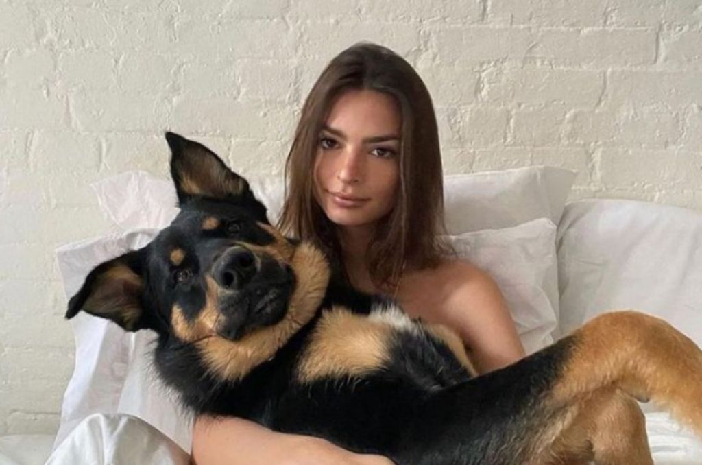 Έμιλι Ρατακόφσκι : Ποζάρει γυμνή στον έκτο μήνα εγκυμοσύνης της