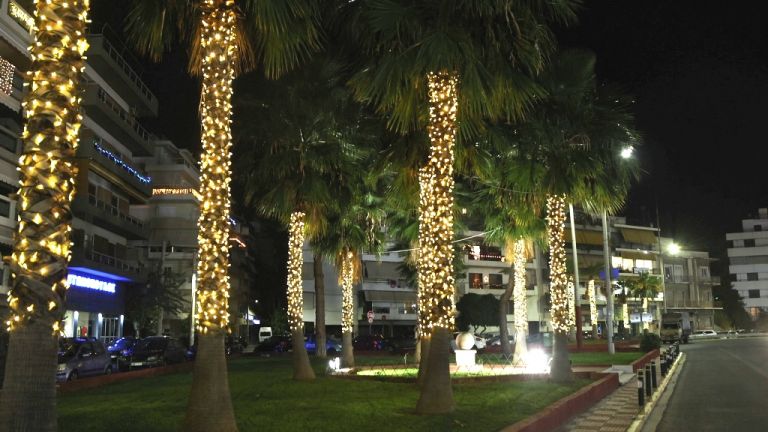 Χριστούγεννα : Ο δήμαρχος Πειραιά Γιάννης Μώραλης στις στολισμένες γειτονιές της πόλης