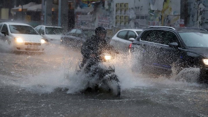 Καιρός : Ισχυρή καταιγίδα πλήττει στην Αθήνα - Πού αλλού θα «χτυπήσουν» τα έντονα φαινόμενα