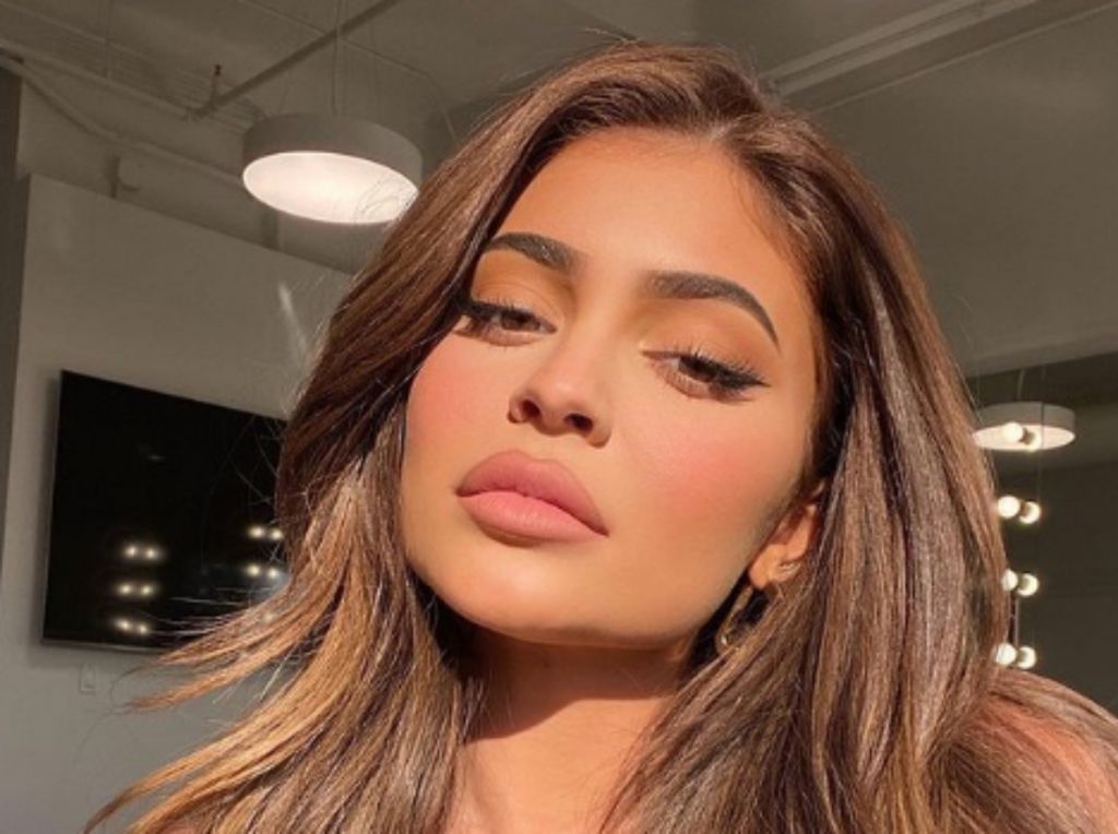 Μακιγιάζ : Πέντε τρικ για να φαίνονται τα χείλη σας μεγαλύτερα