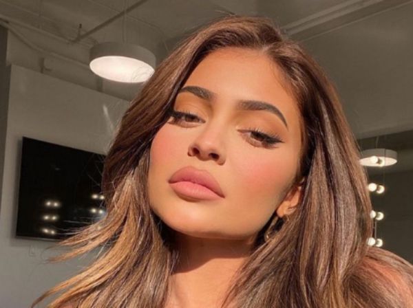 Μακιγιάζ : Πέντε τρικ για να φαίνονται τα χείλη σας μεγαλύτερα