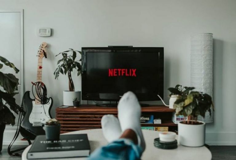 Ποια σειρά ήταν η αγαπημένη μας για binge-watching την φετινή χρονιά