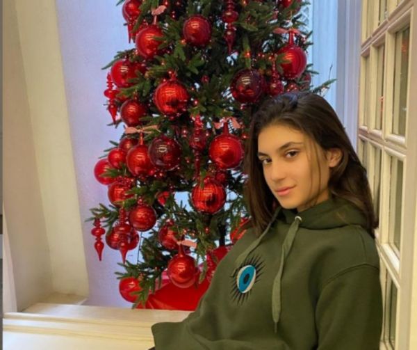 Η σειρά 5226 της Σίλιας Κριθαριώτη είναι ο απόλυτος προορισμός για τις χριστουγεννιάτικες αγορές