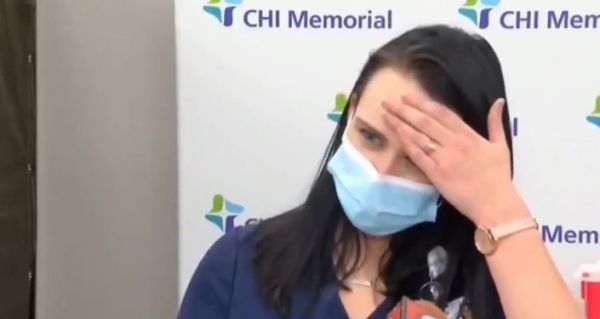 Κοροναϊός : Νοσοκόμα λιποθυμά λίγο αφότου κάνει το εμβόλιο – Τι το προκάλεσε