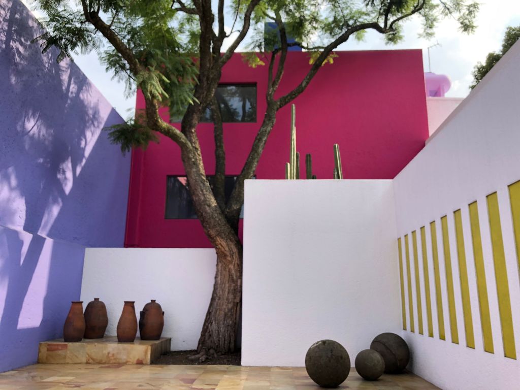 Στην πολύχρωμη Casa Gilardi του θρυλικού αρχιτέκτονα Λουί Μπαραγκάν