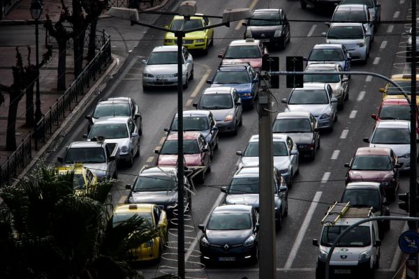 Κίνηση : Σύγκρουση οχημάτων στη λεωφόρο Αθηνών