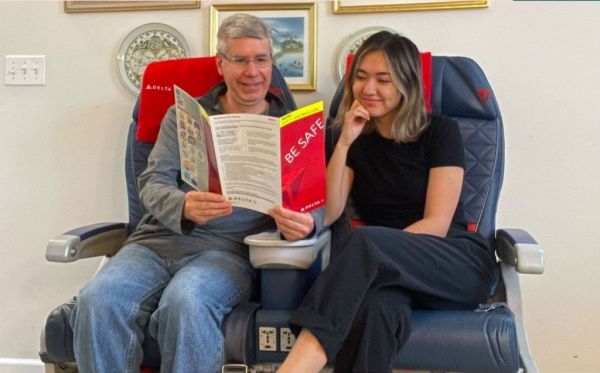 Μπαμπάς αγοράζει καθίσματα αεροπλάνου για το σαλόνι και γίνεται viral