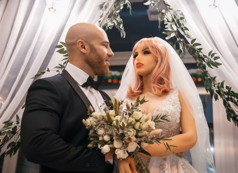 Μπόντι μπίλντερ παντρεύτηκε την αγαπημένη του κούκλα του σεξ