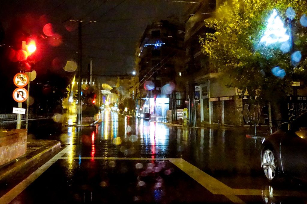 Κακοκαιρία : Πτώσεις δέντρων και συσσωρεύσεις υδάτων στην Αττική – Πού έχει διακοπεί η κυκλοφορία