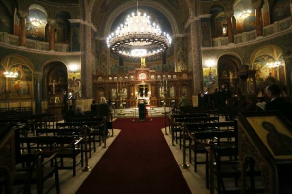 Κοροναϊός : Έντονες αντιδράσεις για τους κλειστούς ναούς στις γιορτές