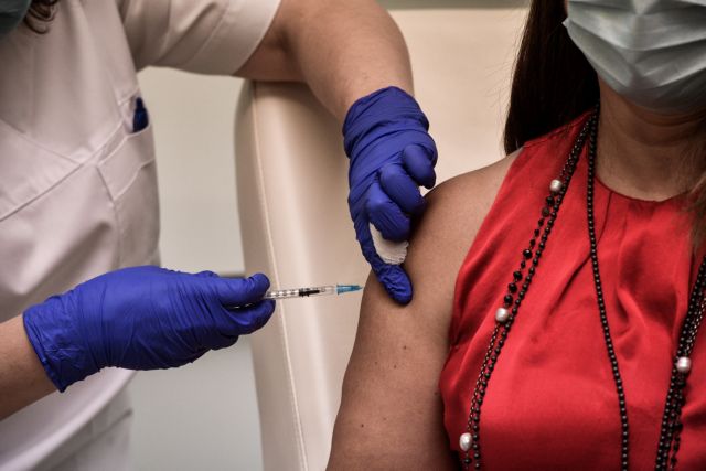 Οι ειδικοί προειδοποιούν: Σε αυτό το fake news «πατάνε» οι συνωμοσιολόγοι για τα εμβόλια