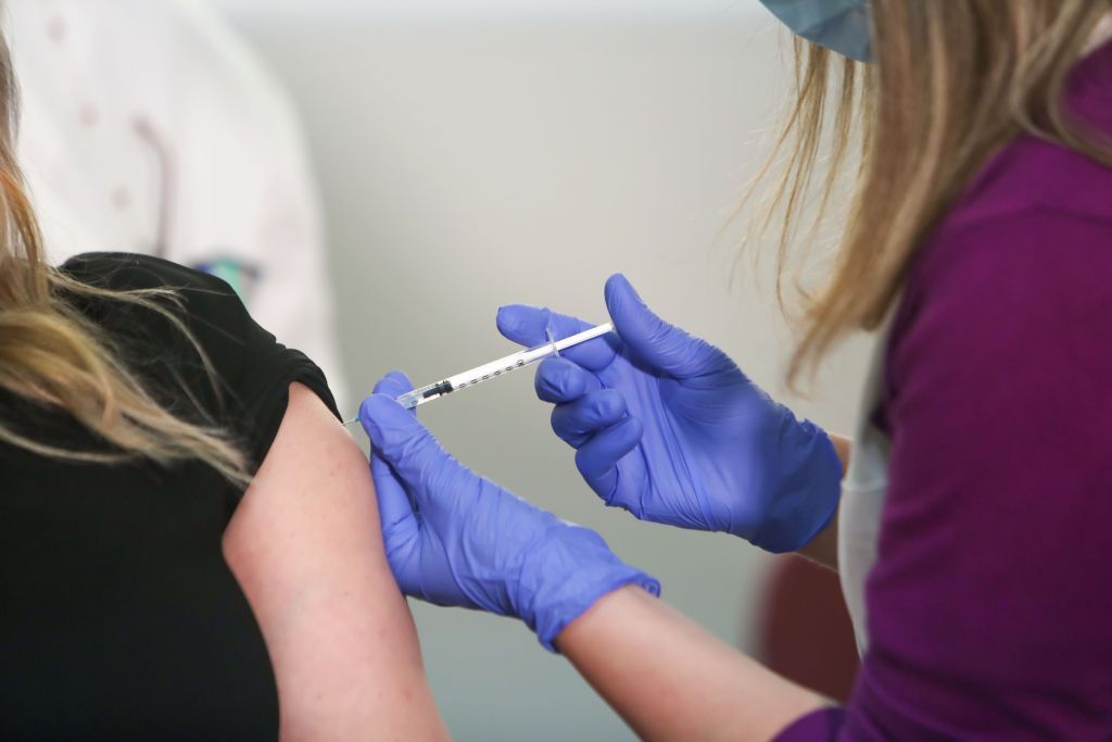 Αποκλειστικά στο MEGA η 32χρονη που παρουσίασε αλλεργική αντίδραση από το εμβόλιο