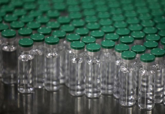 Κοροναϊός : Οι διαφορές των εμβολίων της Pfizer και της AstraZeneca στις δόσεις – Τι εισηγήθηκε η βρετανική επιτροπή