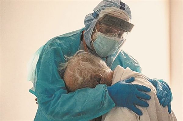 Απομόνωση, η άλλη πανδημία για την τρίτη ηλικία