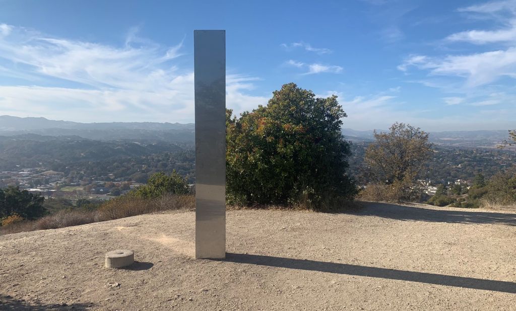 Καλιφόρνια : Στην κορυφή ενός λόφου εμφανίστηκε νέος μονόλιθος
