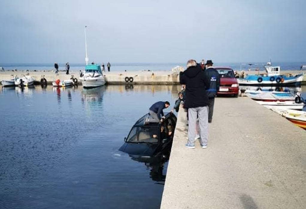 Θεσσαλονίκη : ΙΧ αυτοκίνητο βούτηξε μέρα – μεσημέρι στη θάλασσα του Θερμαϊκού