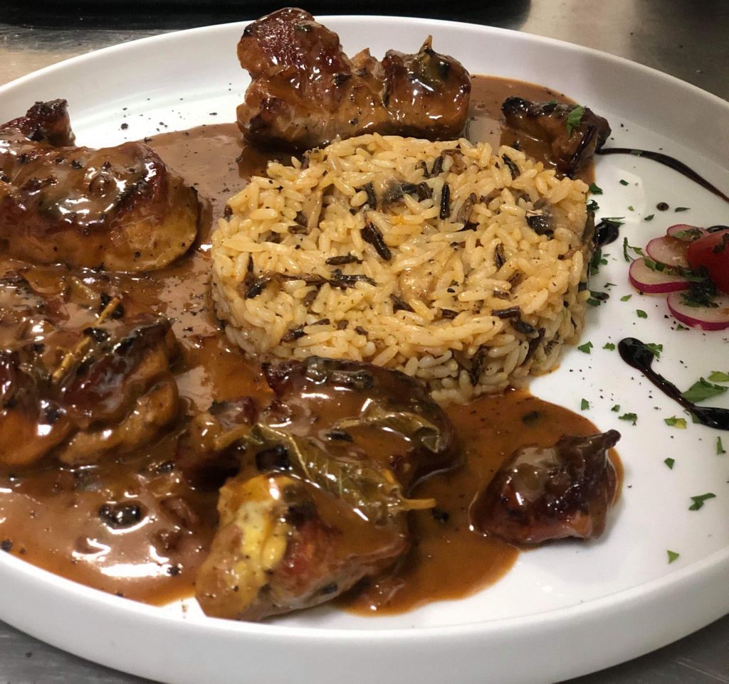 Festive φιλετάκια χοιρινά με ρύζι από τον Γιάννη Καρυπίδη