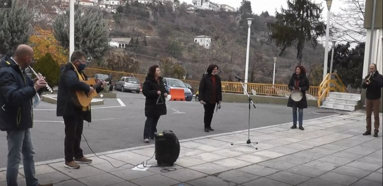 Θεσσαλονίκη: Εκπαιδευτικοί ψάλλουν τα κάλαντα σε γιατρούς και νοσηλευτές της Πέλλας