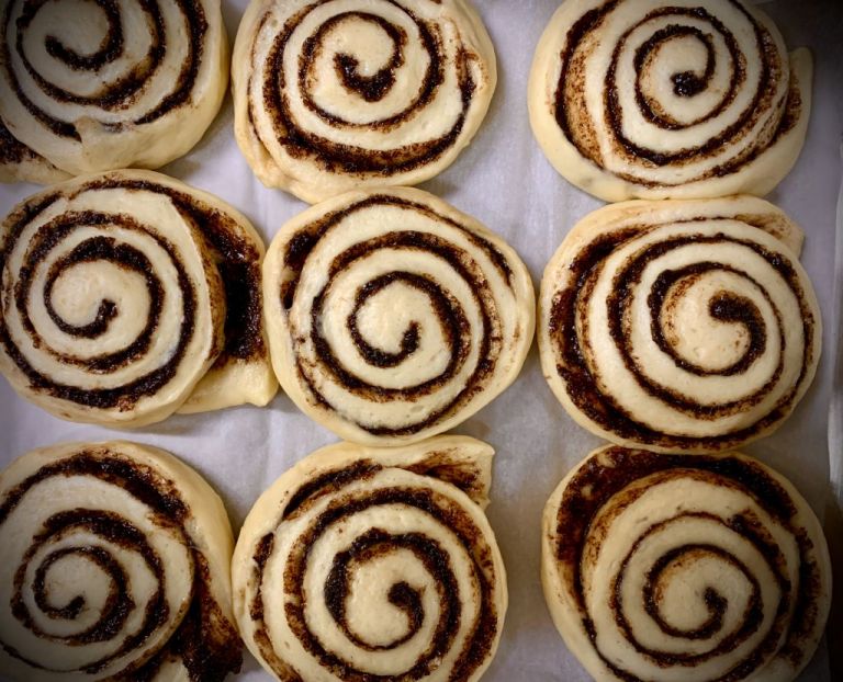 Χριστουγεννιάτικα cinnamon rolls από την Έλενα Καπέρδα