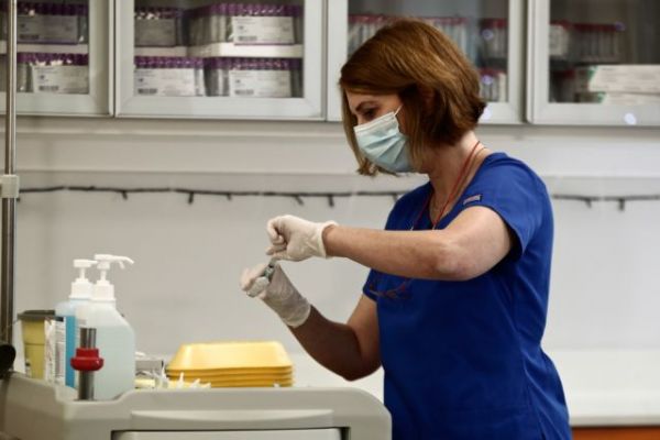 Επιχείρηση «Ελευθερία»: Οι δύο πρώτοι που εμβολιάστηκαν στην Ελλάδα μέσα από εικόνες