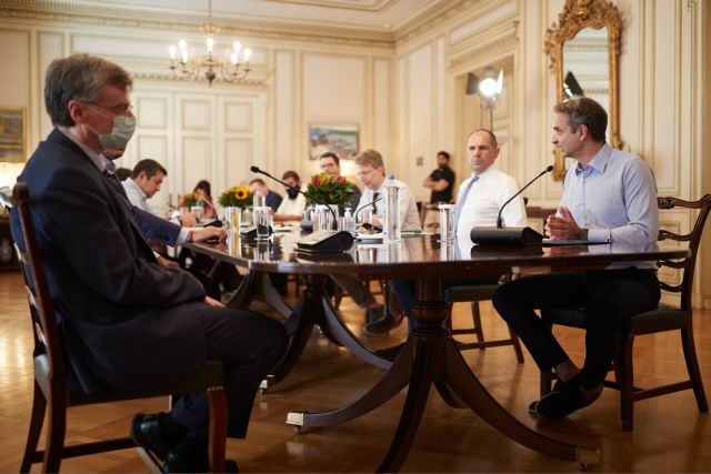 Μητσοτάκης : Τηλεδιάσκεψη με Τσιόδρα και υπουργούς για το σχέδιο εμβολιασμού