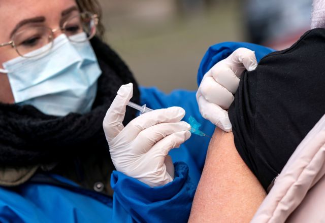 Δημοσκόπηση: Τρεις στους 10 αρνητικοί στον εμβολιασμό – Αδιαφορεί για την πανδημία το 1/10