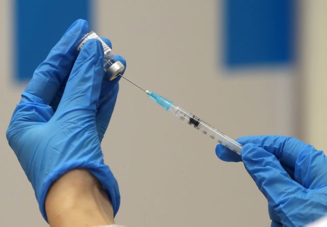 Βασιλακόπουλος : Παρατηρήθηκαν μόλις 8 σοβαρές αναφυλακτικές αντιδράσεις σε σύνολο 2 εκατ. εμβολιασμών