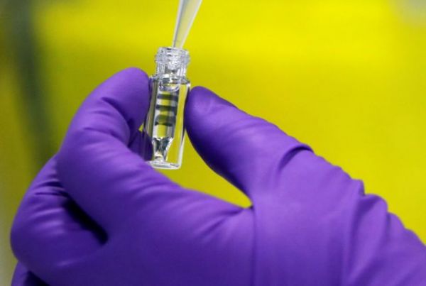 Πατέντα έλληνα καθηγητή στη Βρετανία επιταχύνει την παραγωγή εμβολίων – Τι λέει στο MEGA