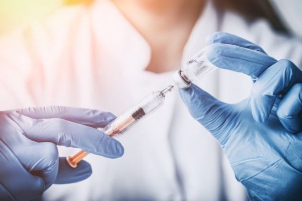 Κοροναϊός : Όλα έτοιμα για την πρεμιέρα του εμβολιασμού την Κυριακή – Τι πρέπει να γνωρίζουμε, πότε περιμένουμε και άλλες δόσεις