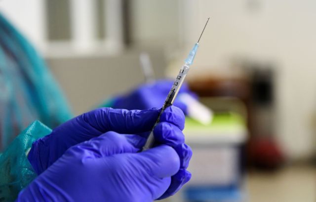 Κύπρος : Ξεκίνησαν οι εμβολιασμοί στην Κύπρο – Τι λέει ο γιατρός που έκανε πρώτος το εμβόλιο