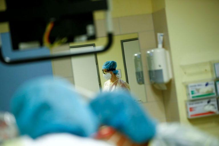 Κοροναϊός : Συγκλονίζει γιατρός από τα Γιαννιτσά – «Πέφταμε και σηκωνόμασταν την ίδια στιγμή»