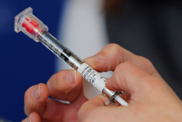 Εμβόλιο: Πολιτικοί να εμβολιάζονται πρώτοι; Το ερώτημα προκαλεί συζητήσεις και αντιδράσεις