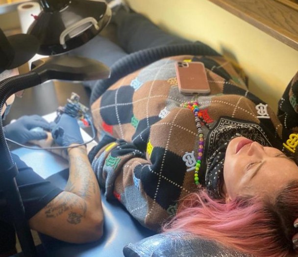 Μαντόνα : «Χτύπησε» στα 62 το πρώτο της τατουάζ