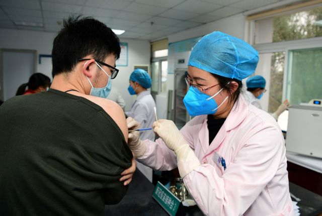 Κοροναϊός : Οι Κινέζοι εμβολιάζονται εδώ και μήνες, αλλά κανένα εμβόλιο δεν έχει πάρει έγκριση
