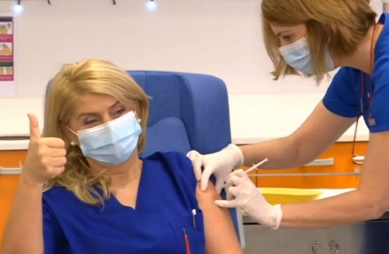A nurse, a senior citizen, the president and the PM are the first Greeks to be vaccinated