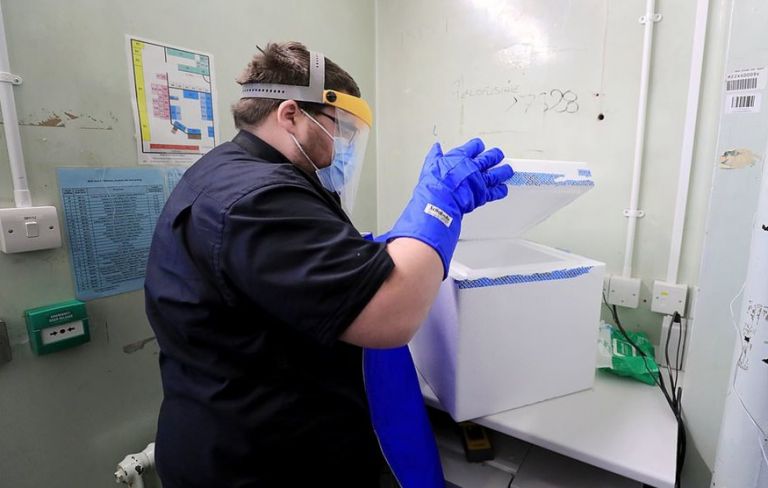 Εμβόλιο : Εφτασαν οι πρώτες δόσεις στο Λονδίνο – Ξεκινά αύριο η χορήγηση