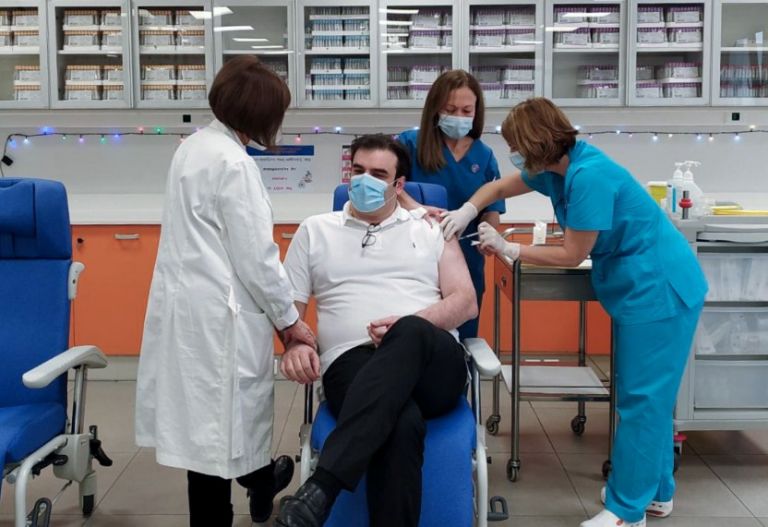 Πιερρακάκης : Εμβολιάστηκε ο υπ. Ψηφιακής διακυβέρνησης