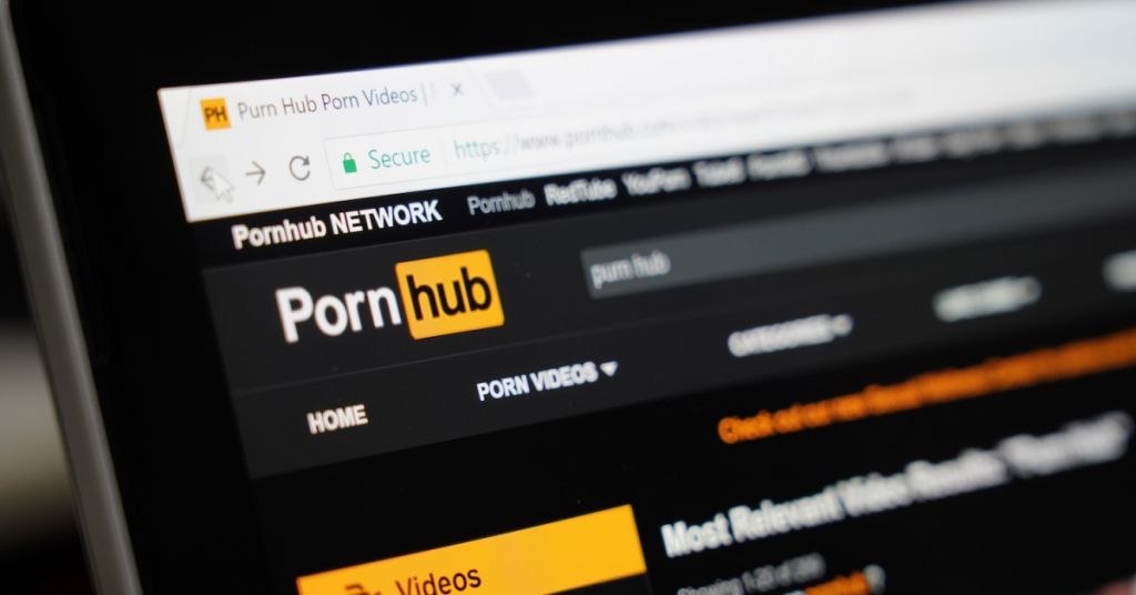 To Pornhub στο στόχαστρο για βίντεο βιασμών και παιδικής πορνογραφίας