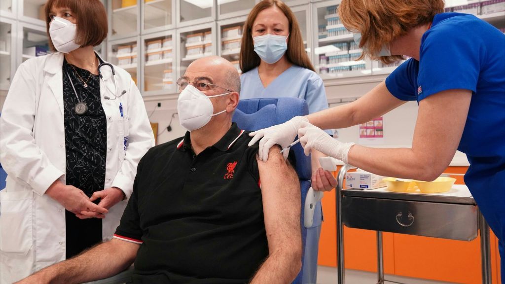 Εμβολιάστηκε ο υπουργός Εξωτερικών Ν. Δένδιας