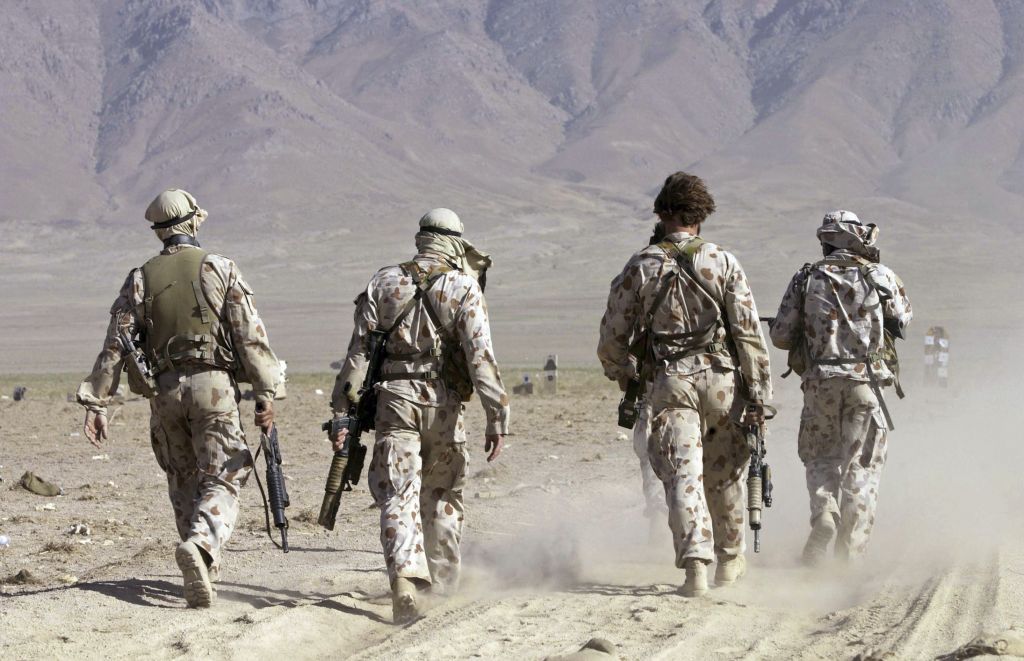 Αφγανιστάν : Αυστραλοί στρατιώτες έπιναν μπύρα από το προσθετικό πόδι νεκρού Ταλιμπάν