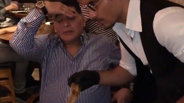 Μαραντόνα : Ρεζερβέ για πάντα το τραπέζι του στο εστιατόριο του διάσημου Τούρκου Salt Bae στο Ντουμπάι